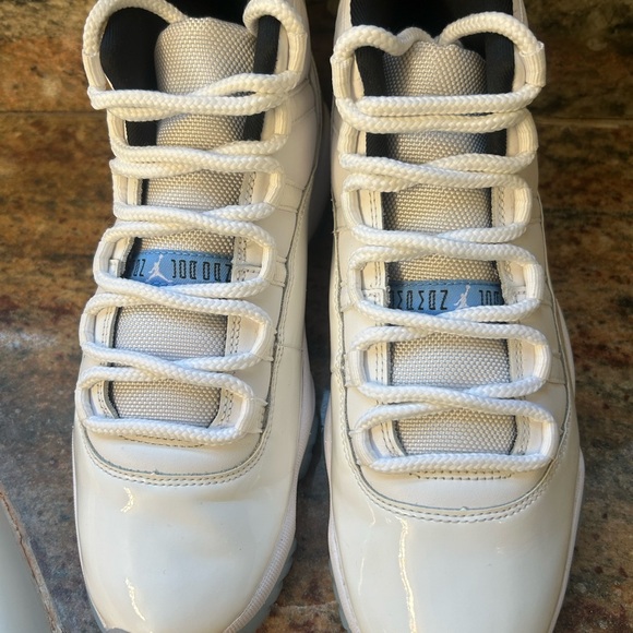 Jordan 11 Legend Blue - Picture 2 of 5